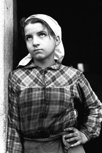 Jong meisje werkend als olijvenplukker in Calabrië, Italië, ca.1955 (zw/w foto)