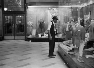 Jonge man kijkt naar etalages, Verenigde Staten, ca. 1941 door Unbekannt