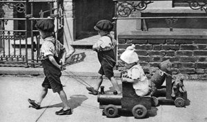 Jonge kinderen die op straat spelen, Londen, 1926-1927 door Unbekannt