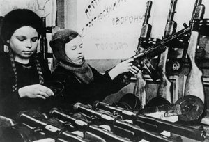 Jonge meisjes assembleren machinegeweren in een Russische fabriek, 1943 door Unbekannt