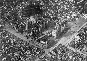 Ieper na Duitse bombardementen, Eerste Wereldoorlog, 1914-1918, ca. 1920 door Unbekannt