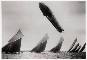 Zeppelin LZ11 Viktoria Luise in vlucht tijdens de Kiel Regatta, Duitsland, 1912, 1933 door Unbekannt
