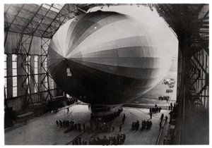 Zeppelin LZ 127 Graf Zeppelin die zijn hangar binnenkomt