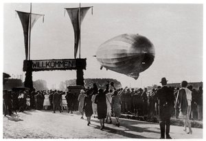 Zeppelin LZ 127 Graf Zeppelin landt in Friedrichshafen, Duitsland, 1933 door Unbekannt