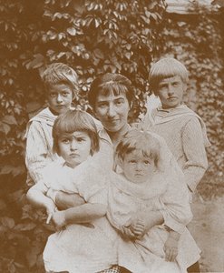 Zinaida Serebriakova met haar kinderen, 1920s door Unbekannt