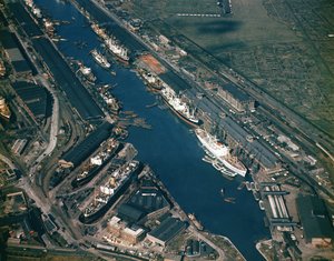 Luchtfoto van de Royal Albert Docks, geopend in 1880