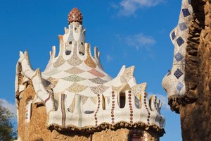 Barcelona, Spanje. Detail van paviljoen bij de ingang van Parc Güell. UNESCO Werelderfgoed.