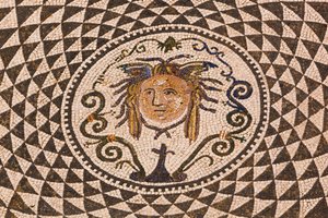 Carmona, provincie Sevilla, Spanje. Romeins mozaïek van Medusa in het stadhuis.