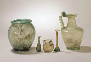 Collectie Romeins glas: cinerarium; begrafenisglaswerk en kruik, 1e-4e eeuw