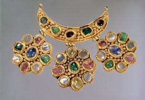 Halvemaanvormige ketting met hangers bezet met halfedelstenen, Moskou, eind 14e of begin 15e eeuw door Unbekannt Unbekannt