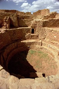 Ingang naar een Kiva, gebouwd c.11e-14e eeuw (foto)