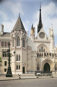 Exterieur van de ingang van de Royal Courts of Justice, Londen door Unbekannt Unbekannt