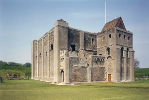 Buitenaanzicht van de keep, Castle Rising, Norfolk, gebouwd c.1138