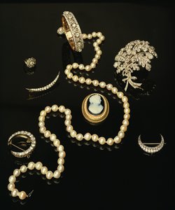 Vier Victoriaanse diamanten broches; gesneden ovale camee; gekweekte parelstreng