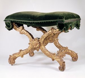 Franse Regency (1700-1720) X-frame kruk, van verguld hout met beklede zitting, bladeren en vlam motief, zonnebloem op kruising