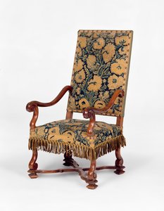 George II bank bedekt met borduurwerk, c.1745. Serpentine rug, gebogen armen bedekt met borduurwerk met gesneden cabriole poten.