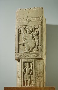 Groenachtige kalkstenen pilaar met een dansende dwerg en een Scythische soldaat, Nagarjunakonda, AP, 3e eeuw n.Chr. door Unbekannt Unbekannt