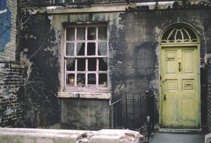 Huis met een groene deur, Euston, Londen, 1967 door Unbekannt Unbekannt