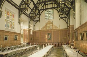 Interieur van de eetzaal met hamerbalkplafond, Trinity College, Cambridge