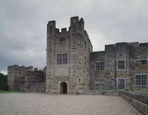 Hoofdingang van Castle Drogo, ontworpen door Sir Edwin Lutyens (1869-1944) 1910-30 door Unbekannt Unbekannt