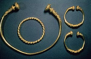 Halsketting en armbanden uit Waldalgesheim, midden 4e eeuw (goud)
