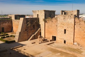Niebla, provincie Huelva, Andalusië, Zuid-Spanje. Het kasteel van de Guzmans. door Unbekannt Unbekannt