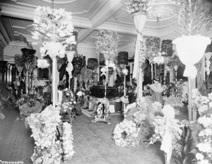 De kist van koningin Liliuokalani in de troonzaal van Iolani Palace, Honolulu, 1917 door Unbekannt Unbekannt