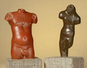 Rood zandstenen mannelijk torso en grijs zandstenen danser, Harappa, 2300-1750 v.Chr.
