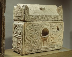 Reliekschrijn in de vorm van een sarcofaag, Symar, 6e-7e eeuw (basalt)