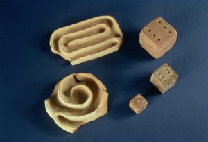 Zandstenen dobbelstenen en terracotta doolhofspel, Harappa, 2300-1750 v.Chr.