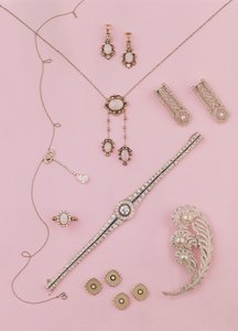 Selectie van Edwardiaanse en Art Deco sieraden: opalen oorbellen en hanger; diamanten negligé hanger; struisvogel pluim broche; diamanten en onyx manchetknopen en studs