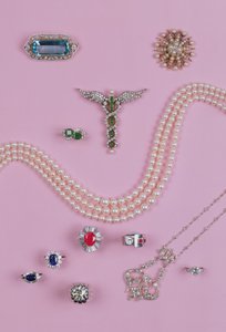 Selectie van Victoriaanse en Edwardiaanse sieraden: aquamarijn broche, tienpuntige ster broche, diamanten en platina hanger, saffier, robijn en smaragd ringen