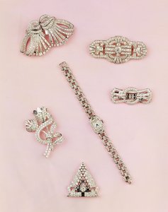 Selectie van diamanten sieraden: baguette en marquise-vormige diamanten spray broche; Art Deco diamanten clip; paneel diamanten broche; dames rechthoekige horloge met diamanten