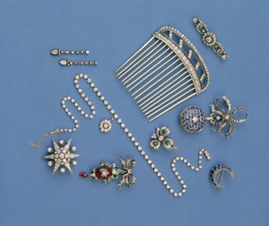 Selectie van diamanten sieraden: haar kam; gegradueerde collet ketting; saffier halve maan broche; geëmailleerde carbuncle hanger; zakhorloge; ster broche