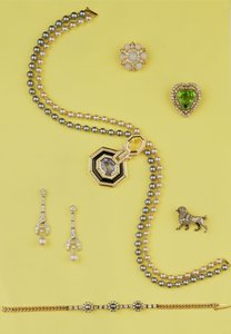 Selectie van sieraden: Art Deco stijl gekweekte parelketting met gele en blauwe saffieren; diamanten en parel hanger oorbellen; opaal en roosdiamanten cluster ster broche; roosdiamanten poedel broche