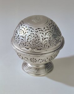 Zeepdoos, onderdeel van een set met kan en kom, door Francis Riel, Parijs, 1771
