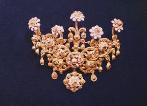 Stomacher, Spaans, 18e eeuw (goud met roosgeslepen diamanten)