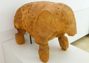 Het archeologische complex, Carmona, provincie Sevilla, Spanje. Beeld in het museum van een olifant gevonden in het graf van de olifant in de Romeinse necropolis.