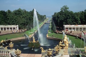 Uitzicht op de Samson Fontein en kanaal, Peterhof Paleis