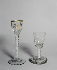 Wijnglas met vergulde decoratie, schietglas kom en ondoorzichtige gedraaide steel, c.1760