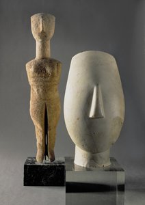 (Lto R) Beeldje met gekruiste armen, Cycladisch; hoofd van een vrouw, fragment van een standbeeld, uit Keros, Vroeg-Cycladische II Periode ca. 2700-2400 v.Chr. door Unbekannt