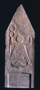 Votief stele die Tanit, godin van Carthago, afbeeldt met een caduceus en een dolfijn en een inscriptie eronder, Fenicisch, uit Tophet El-Horfa, Algerije, 2e-1e eeuw v.Chr. door Unbekannt