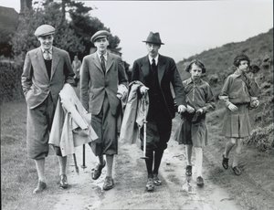 10e hertog met zijn vier kinderen, Billy, Andrew, Anne en Elizabeth bij Bolton Abbey, ca. 1938