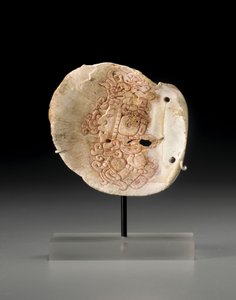 Een Mayaanse schelppectoraal met het profiel van een dignitaris, c.450-650 door Unbekannt