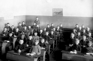 Een jongensklas, de schooljongens dragen uniform.
