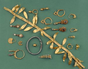 Een collectie Hellenistische, Byzantijnse en Romeinse sieraden inclusief een gouden blad diadeem, een Oost-Mediterrane zilveren armband, sikkelvormige hangers en een gouden fibula, variërend van de 3e tot de 1e eeuw na Christus (goud, zilver)