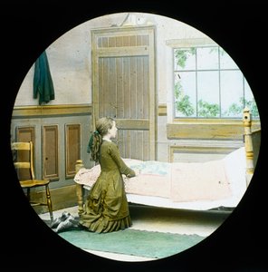Een meisje knielt in gebed bij haar bed, toverlantaarnplaat, ca. 1890