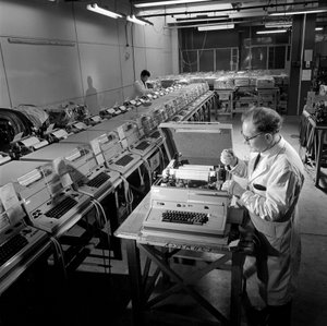 Een rij voltooide Envoy telexmachines wordt gecontroleerd