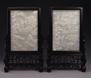 Een paar witte jade tafelschermen in reliëf gesneden met onsterfelijken te midden van wolken of in tuinen met bedienden en mythische beesten door Unbekannt