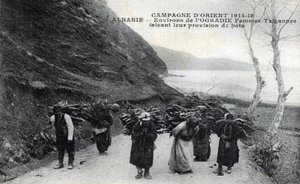 Albanië: Zigeunervrouwen met houten bundels op hun rug - Ansichtkaart 1914-1918